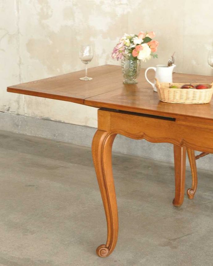 アンティークのテーブル　アンティーク家具　パーケット柄が美しいアンティークのダイニングテーブル(フランスのドローリーフテーブル)。やっぱり脚の美しさが自慢なんです！一番最初に目に飛び込んでくるフレンチカブリオレレッグ。(j-2171-f)