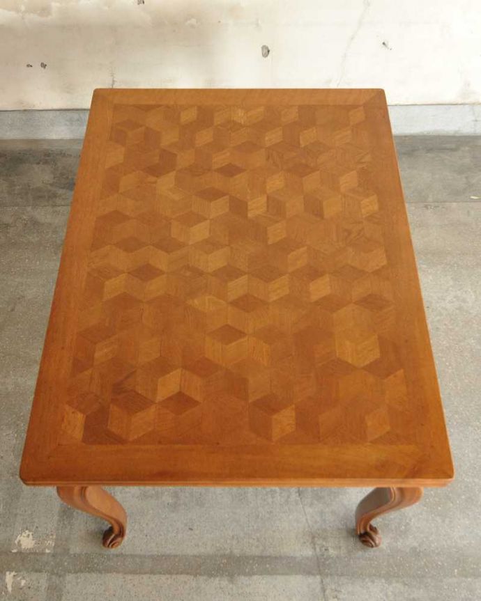 アンティークのテーブル　アンティーク家具　パーケット柄が美しいアンティークのダイニングテーブル(フランスのドローリーフテーブル)。上から見るとこんな形リーフを開く前はこんな形です。(j-2171-f)