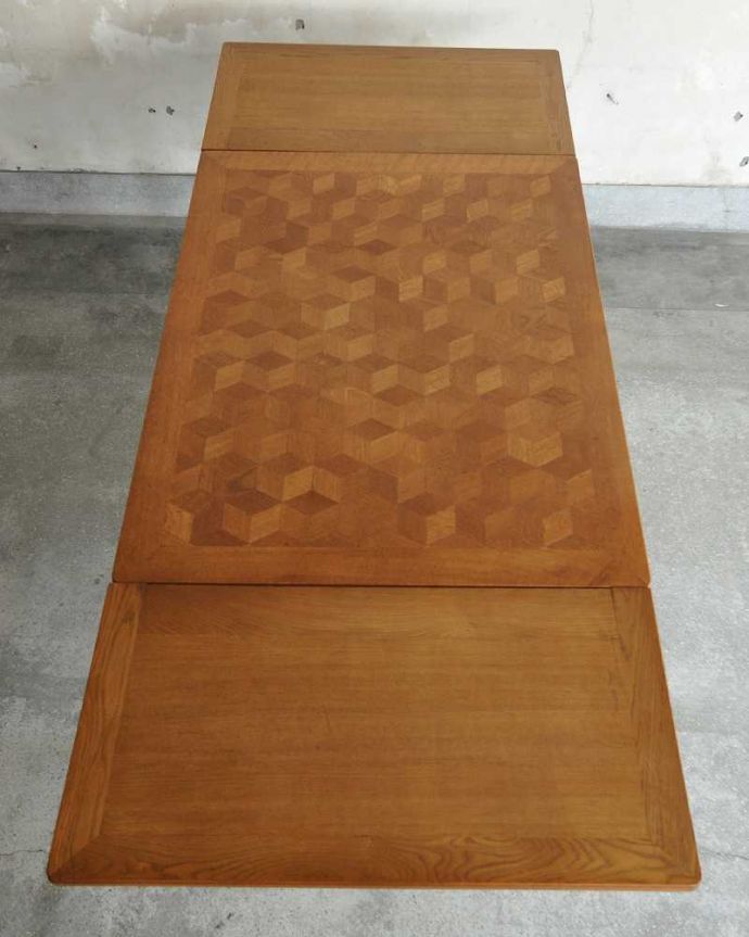 アンティークのテーブル　アンティーク家具　パーケット柄が美しいアンティークのダイニングテーブル(フランスのドローリーフテーブル)。大きく広げてみると･･･両方のリーフを開くと、たっぷり使える天板の広さ。(j-2171-f)