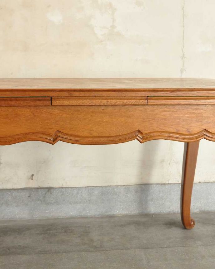 アンティークのテーブル　アンティーク家具　パーケット柄が美しいアンティークのダイニングテーブル(フランスのドローリーフテーブル)。フランスらしい彫り流れるような彫りのラインが優雅で美しい。(j-2171-f)