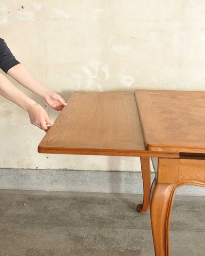 アンティークのテーブル　アンティーク家具　パーケット柄が美しいアンティークのダイニングテーブル(フランスのドローリーフテーブル)。あっという間にサイズが変えれます。(j-2171-f)