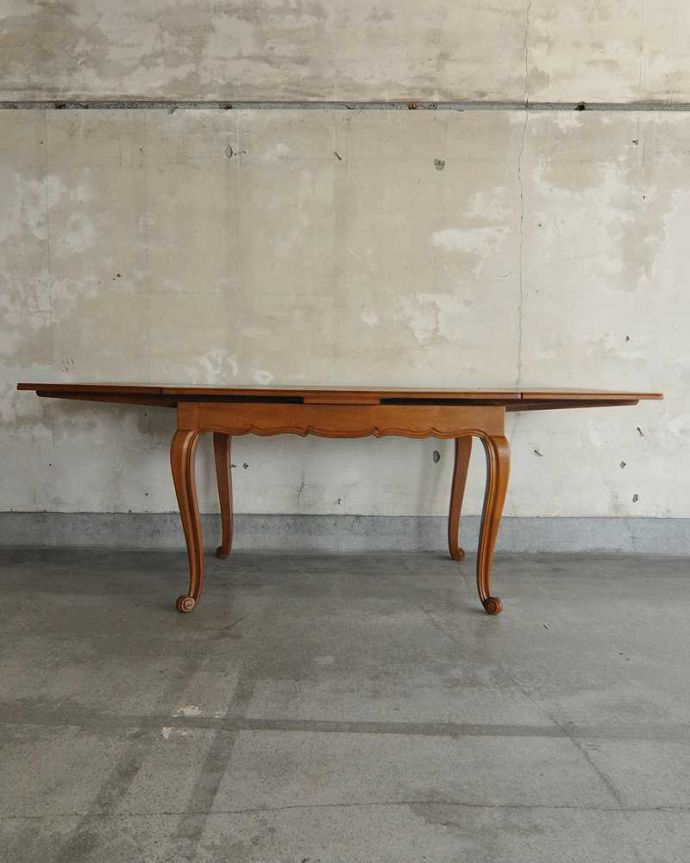 アンティークのテーブル　アンティーク家具　パーケット柄が美しいアンティークのダイニングテーブル(フランスのドローリーフテーブル)。両方開くとかなり大きなサイズ！フランスサイズなので、両方開くとかなり大きなダイニング。(j-2171-f)