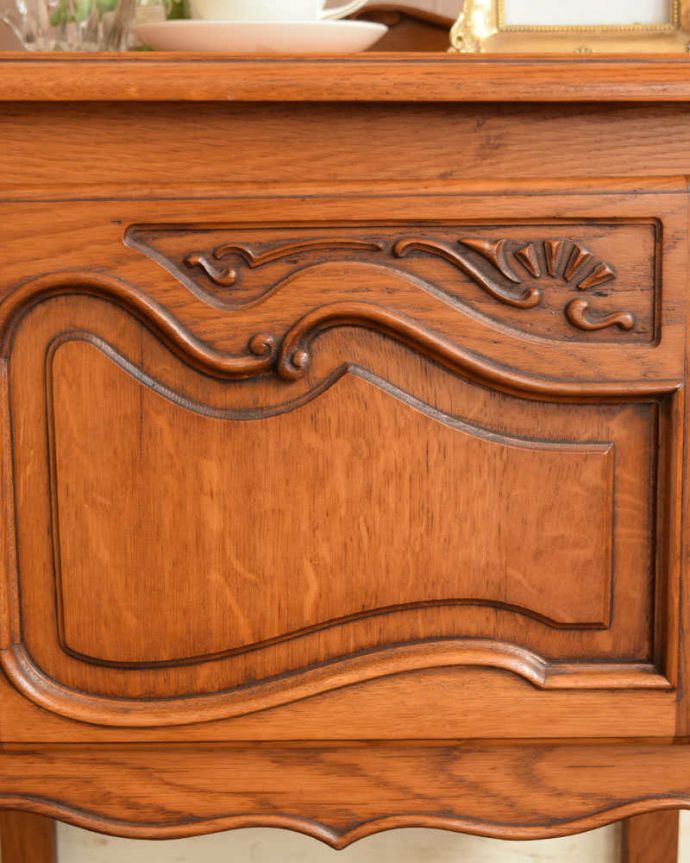アンティークのキャビネット　アンティーク家具　フランス輸入の小さなアンティーク家具、きれいな木目のナイトテーブル。惚れ惚れしちゃう美しさこんなに堅い無垢材に一体どうやって彫ったんだろう？と不思議になるくらい細かい彫にうっとりです。(j-2180-f)