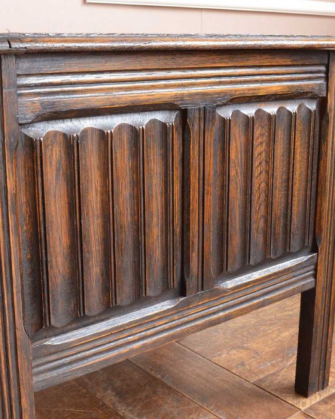 ブランケットボックス・収納ボックス　アンティーク家具　アンティークの英国家具、サイドテーブルにもなるコンパクトサイズのコファー。繊細で美しい彫刻まだ機械がそんなに発達していない時代に、どうやって彫ったんでしょう･･･見事です。(j-2188-f)