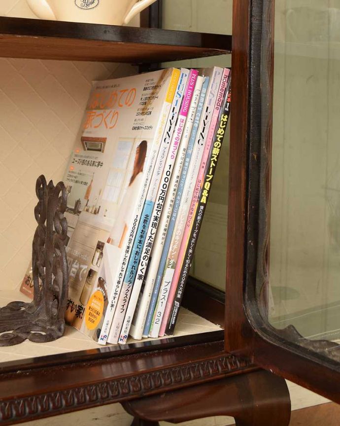 アンティークのキャビネット　アンティーク家具　マホガニー材のアンティーク英国家具、装飾が美しいガラスキャビネット。扉の中は収納たっぷりA4サイズの雑誌までしっかり収納出来ちゃう大きさ。(j-2190-f)