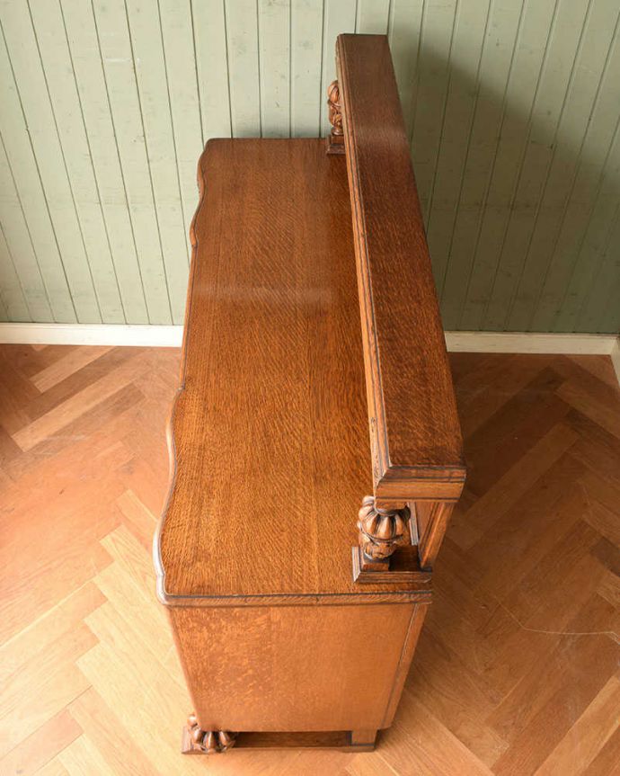 サイドボード　アンティーク家具　アンティークの英国家具、たっぷりの装飾が美しいサイドボード。上から見てるとこんな感じです。(j-2191-f)