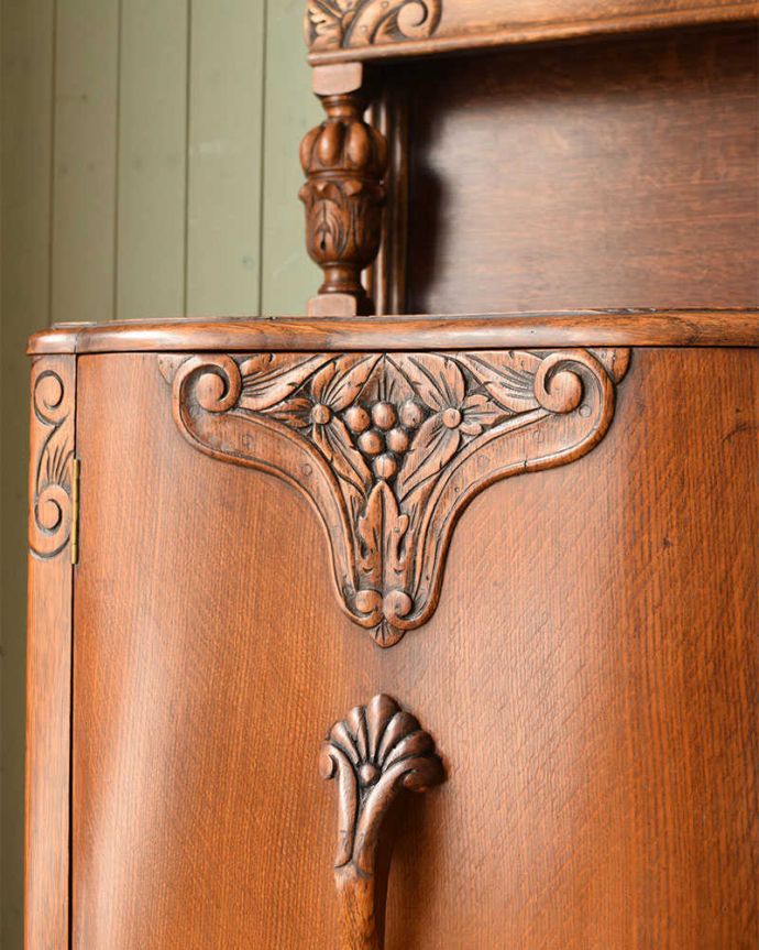 サイドボード　アンティーク家具　アンティークの英国家具、たっぷりの装飾が美しいサイドボード。至る所に繊細な彫いろんな彫のデザインがありますが、個人的に美しいと思える女性らしく優雅なデザインを選んできました。(j-2191-f)