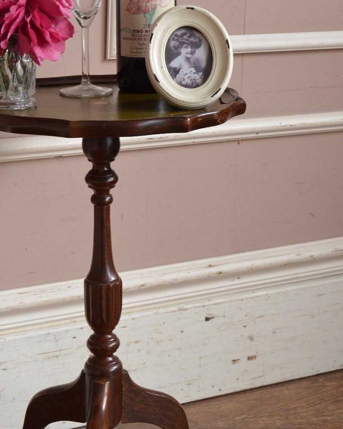 アンティークのテーブル　アンティーク家具　使いやすいサイズ感、英国アンティークのワインテーブル。小さくてもアンティークの気品タップリ。(j-2193-f)