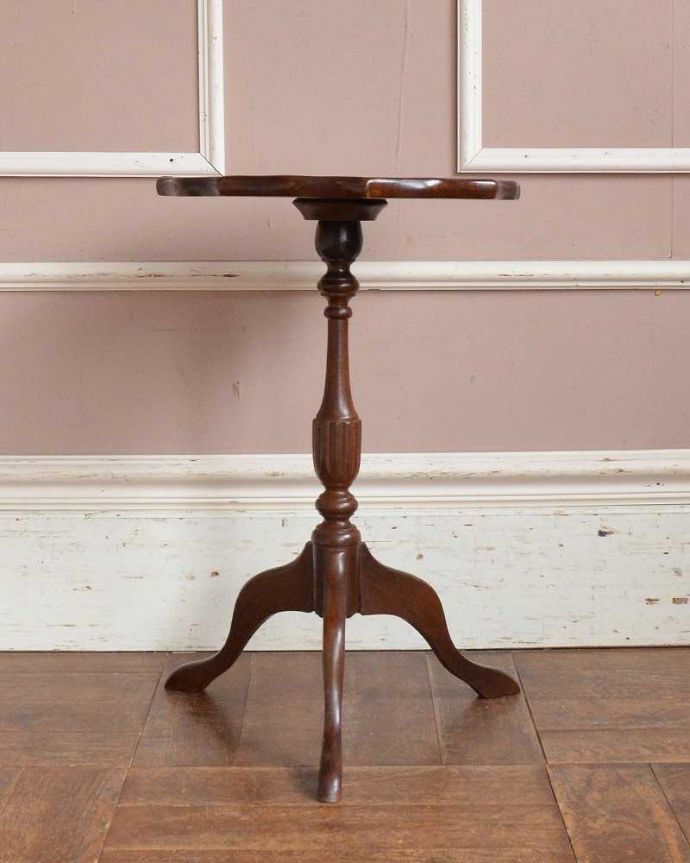 アンティークのテーブル　アンティーク家具　使いやすいサイズ感、英国アンティークのワインテーブル。横から見ても優雅英国アンティークらしく横顔だって美しいんです。(j-2193-f)