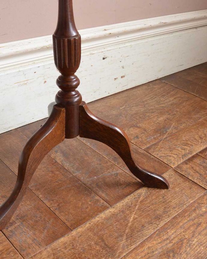 アンティークのテーブル　アンティーク家具　使いやすいサイズ感、英国アンティークのワインテーブル。Handleの家具の脚の裏には･･･床にキズが付かないよう脚の裏にフェルトキーパーを付けてお届けしています。(j-2193-f)