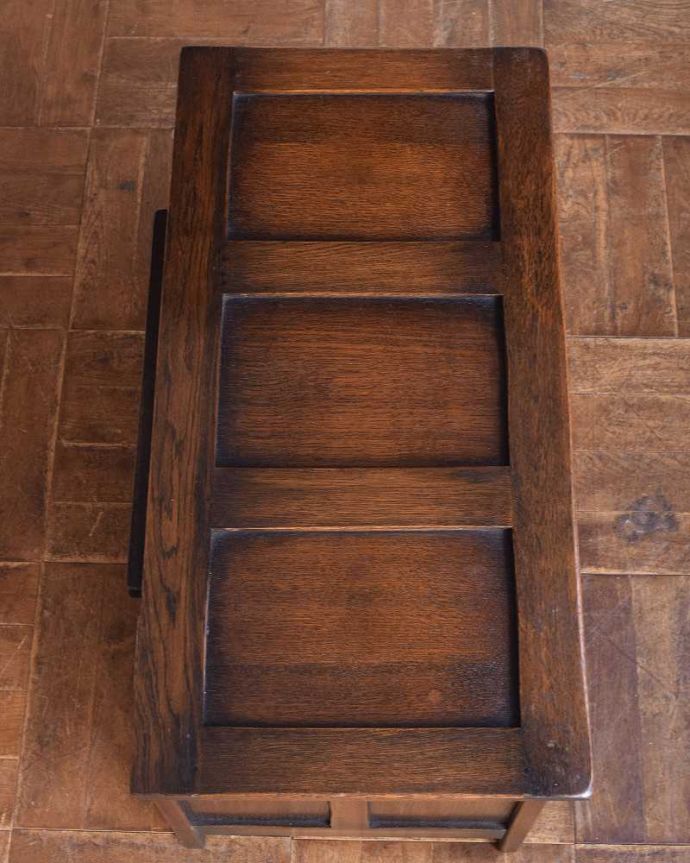 ブランケットボックス・収納ボックス　アンティーク家具　贅沢に彫りがたっぷり刻まれた、英国アンティークの木製コファ。天板もピカピカに仕上げました一番目立つ場所だから、修復の時、天板もキレイに仕上げました。(j-2199-f)