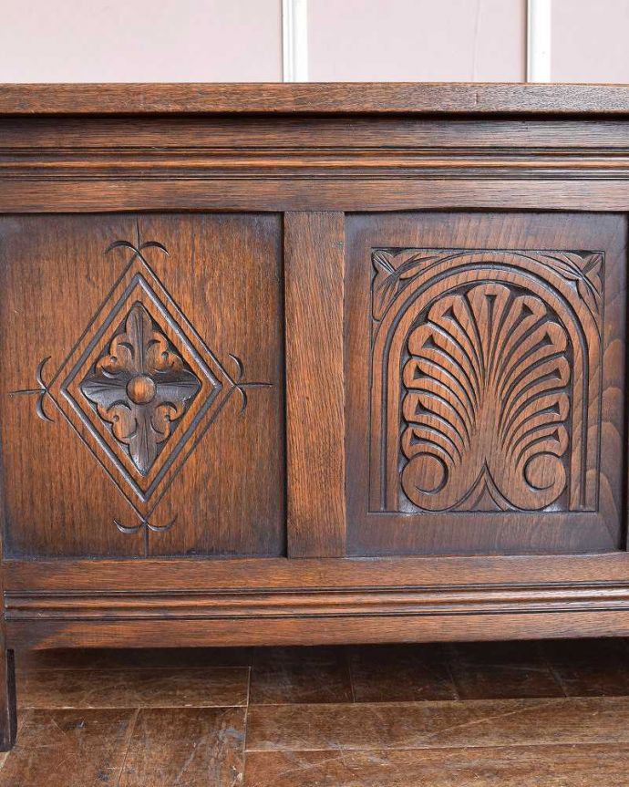 贅沢に彫りがたっぷり刻まれた、英国アンティークの木製コファ(j-2199-f)｜アンティーク家具