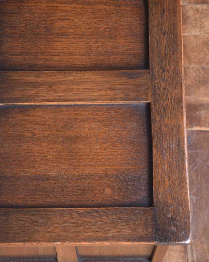 ブランケットボックス・収納ボックス　アンティーク家具　贅沢に彫りがたっぷり刻まれた、英国アンティークの木製コファ。近くで見ると･･･テーブル代わりにも使えるコファ。(j-2199-f)