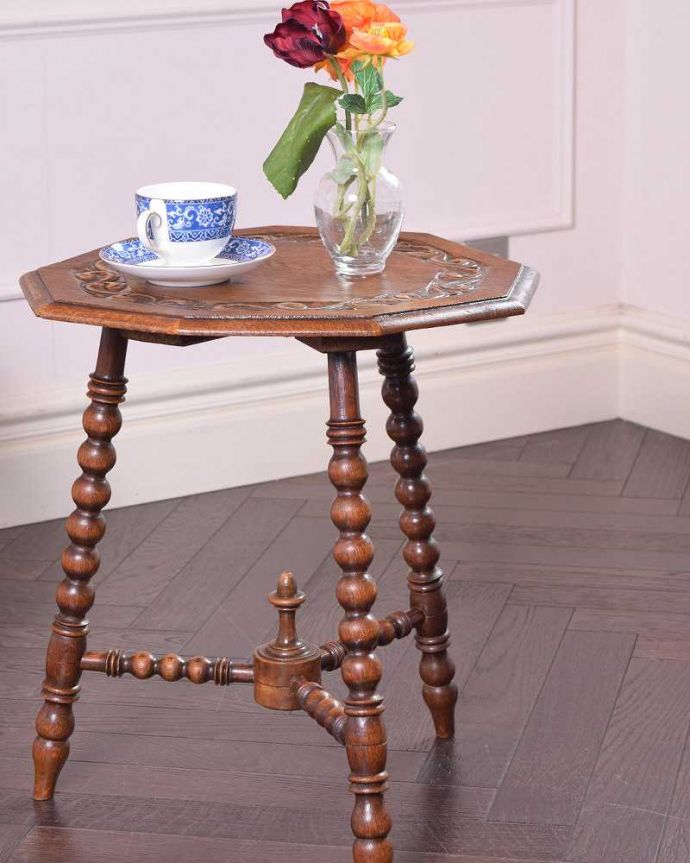 アンティークのテーブル　アンティーク家具　ボビンレッグが美しい英国アンティーク家具、オケージョナルテーブル。上品で優雅なアンティーク凛とした雰囲気が漂うアンティークらしい立ち姿のテーブル。(j-2201-f)