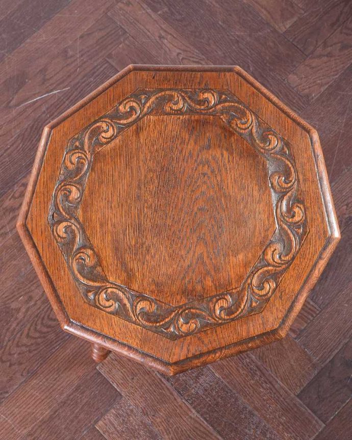 アンティークのテーブル　アンティーク家具　ボビンレッグが美しい英国アンティーク家具、オケージョナルテーブル。天板の形を見てみると･･･テーブルの形を上から見ると、こんな感じです。(j-2201-f)