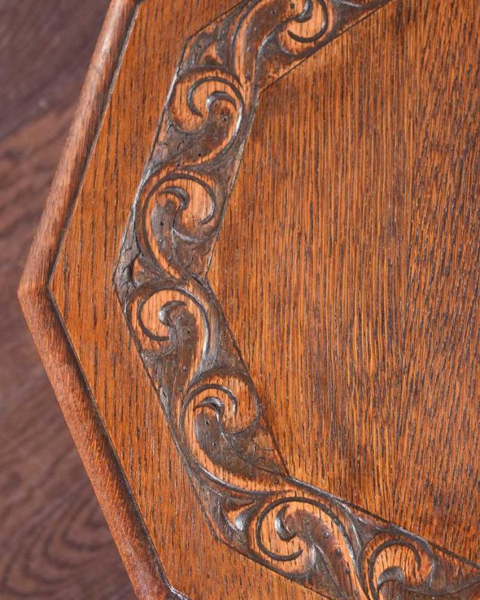 アンティークのテーブル　アンティーク家具　ボビンレッグが美しい英国アンティーク家具、オケージョナルテーブル。天板を近づいてみると…アンティークだから手に入れることが出来る天板に使われている銘木の美しさにうっとりです。(j-2201-f)