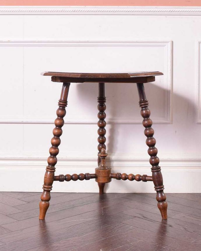 アンティークのテーブル　アンティーク家具　ボビンレッグが美しい英国アンティーク家具、オケージョナルテーブル。クルッと回転。(j-2201-f)