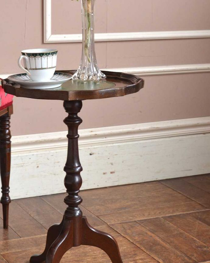 アンティークのテーブル　アンティーク家具　３本の脚がエレガント、グリーンの革張りのワインテーブル（オケージョナルテーブル）。小さくてもアンティークの気品タップリ。(j-2207-f)