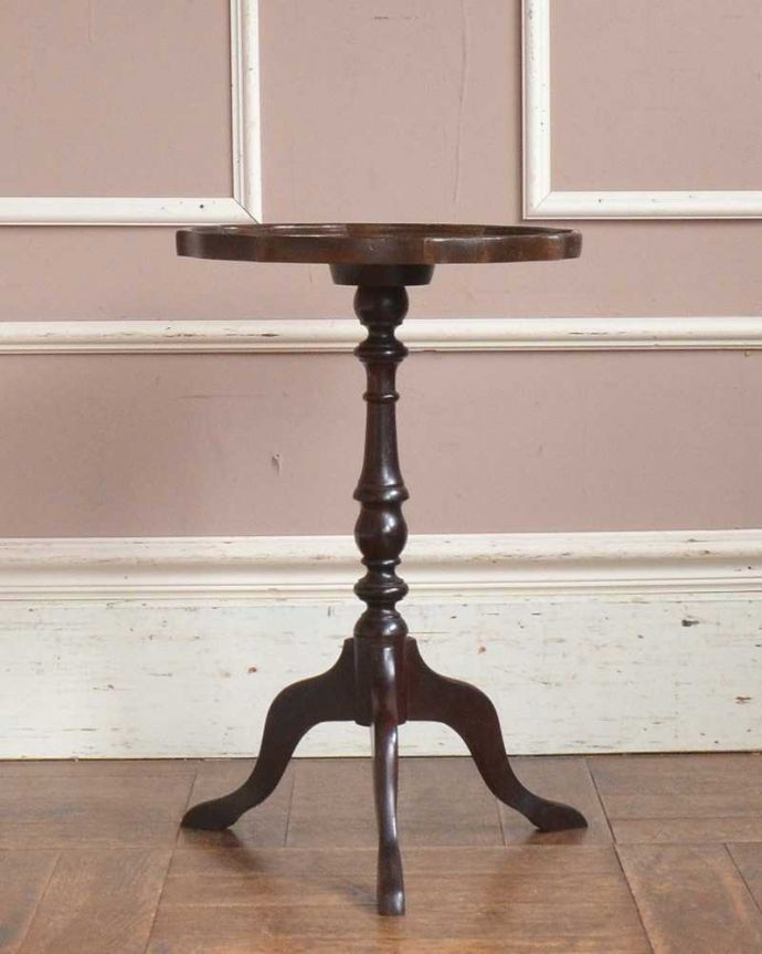 アンティークのテーブル　アンティーク家具　３本の脚がエレガント、グリーンの革張りのワインテーブル（オケージョナルテーブル）。横から見ても優雅英国アンティークらしく横顔だって美しいんです。(j-2207-f)