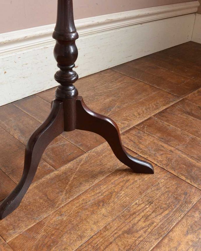 アンティークのテーブル　アンティーク家具　３本の脚がエレガント、グリーンの革張りのワインテーブル（オケージョナルテーブル）。Handleの家具の脚の裏には･･･床にキズが付かないよう脚の裏にフェルトキーパーを付けてお届けしています。(j-2207-f)