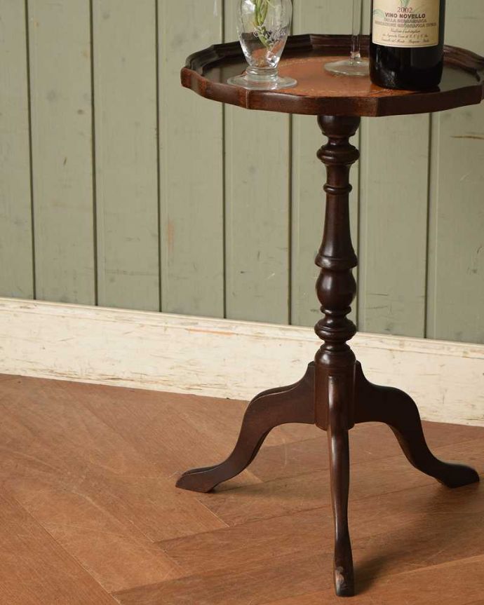アンティークのテーブル　アンティーク家具　イギリス輸入のアンティーク家具、革張りのワインテーブル（オケージョナルテーブル）。小さくてもアンティークの気品タップリ。(j-2208-f)