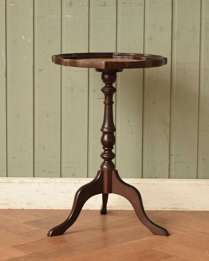 アンティークのテーブル　アンティーク家具　イギリス輸入のアンティーク家具、革張りのワインテーブル（オケージョナルテーブル）。横から見ても優雅英国アンティークらしく横顔だって美しいんです。(j-2208-f)