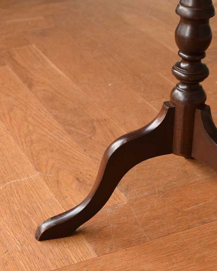 アンティークのテーブル　アンティーク家具　イギリス輸入のアンティーク家具、革張りのワインテーブル（オケージョナルテーブル）。Handleの家具の脚の裏には･･･床にキズが付かないよう脚の裏にフェルトキーパーを付けてお届けしています。(j-2208-f)