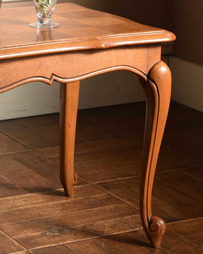 アンティークのテーブル　アンティーク家具　フランスから届いた優雅なアンティーク家具、パーケットが美しいコーヒーテーブル。やっぱり自慢はこの脚線美一番最初に目に飛び込んでくるフレンチカブリオレレッグ。(j-2210-f)