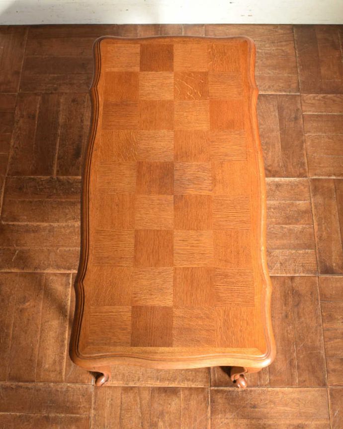 アンティークのテーブル　アンティーク家具　フランスから届いた優雅なアンティーク家具、パーケットが美しいコーヒーテーブル。美しすぎる天板の模様木の模様を組み合わせる事で描き出すパーケットの幾何学模様のデザイン。(j-2210-f)