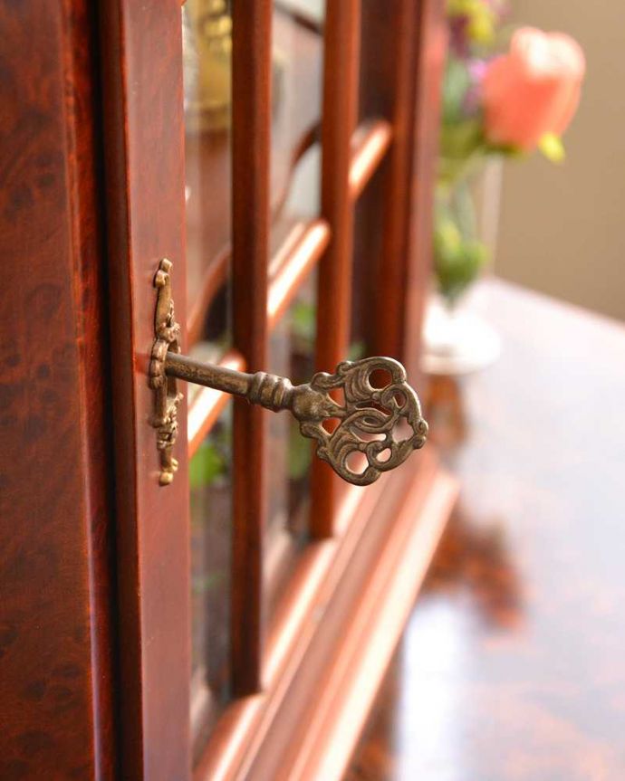 小さなガラス扉の鍵付きミニキャビネット、フランスから到着したアンティーク家具