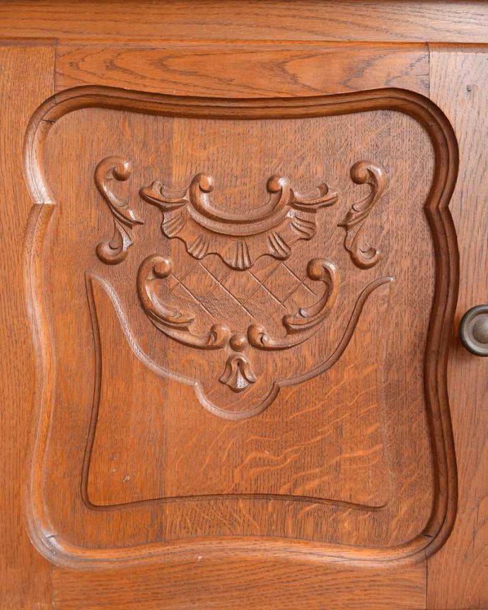 アンティークのキャビネット　アンティーク家具　リビングで便利に使えるアンティーク家具、フランス輸入の木製キャビネット。美しい彫にうっとり…フランスらしいデザイン彫りが描かれた扉。(j-2233-f)