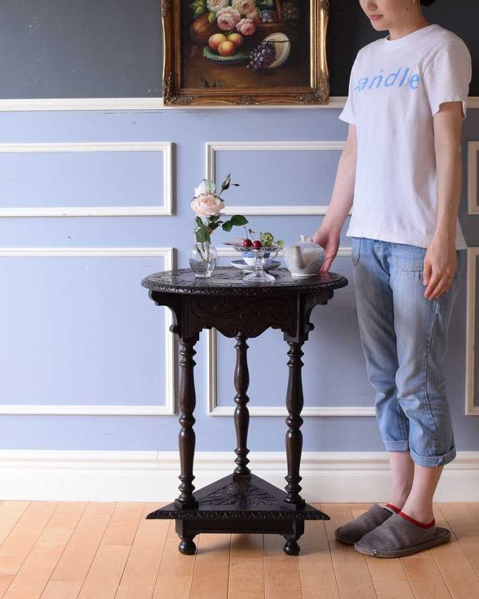 アンティークのテーブル　アンティーク家具　アンティークの英国家具、天板にお花の彫りがたっぷりなオケージョナルテーブル。どんな場所でも便利に使える小さなテーブルそもそも「オケージョナル」とは「便利に使える」と言う意味。(j-2237-f)