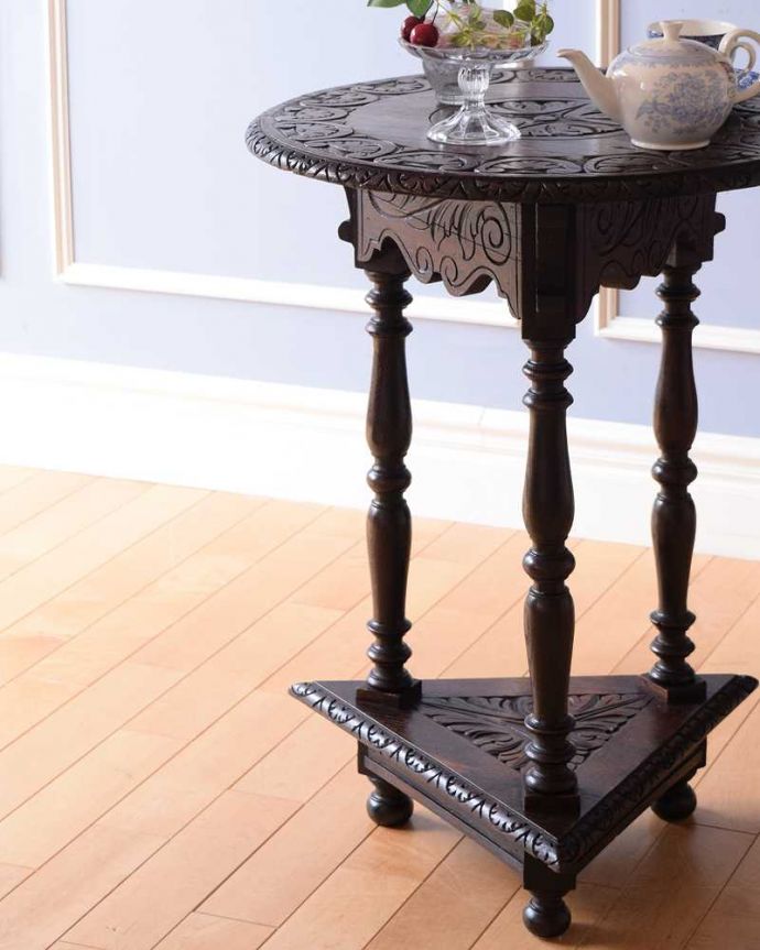 アンティークのテーブル　アンティーク家具　アンティークの英国家具、天板にお花の彫りがたっぷりなオケージョナルテーブル。上品で優雅なアンティーク凛とした雰囲気が漂うアンティークらしい立ち姿のテーブル。(j-2237-f)