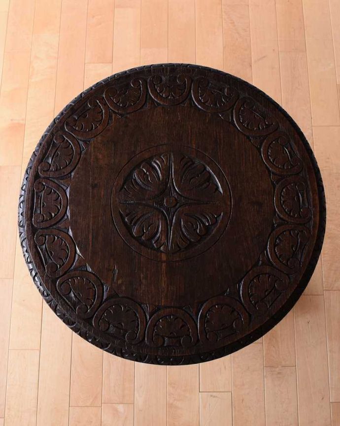 アンティークのテーブル　アンティーク家具　アンティークの英国家具、天板にお花の彫りがたっぷりなオケージョナルテーブル。天板の形を見てみると･･･テーブルの形を上から見ると、こんな感じです。(j-2237-f)