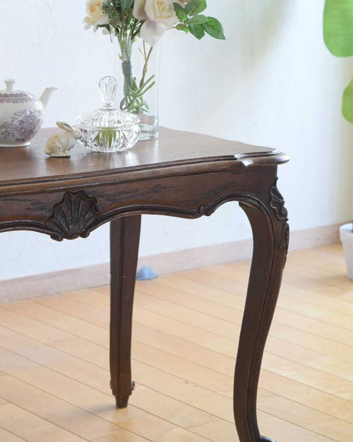 アンティークのテーブル　アンティーク家具　南フランスの美しいアンティーク家具、脚まで美しいコーヒーテーブル。やっぱり自慢はこの脚線美一番最初に目に飛び込んでくるフレンチカブリオレレッグ。(j-2240-f)