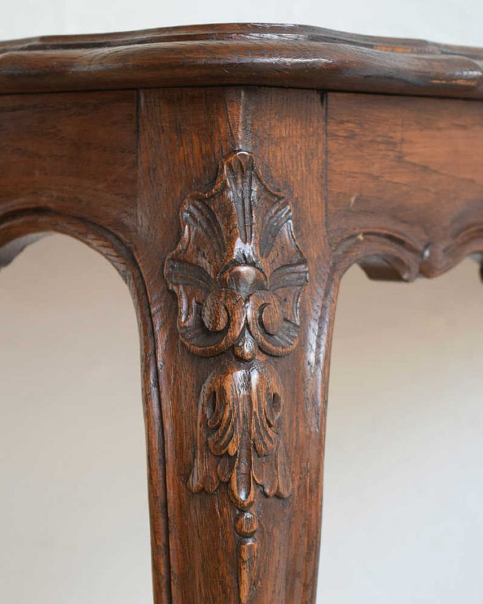 アンティークのテーブル　アンティーク家具　南フランスの美しいアンティーク家具、脚まで美しいコーヒーテーブル。うっとりする美しさアンティークだから手に入る美しい彫。(j-2240-f)