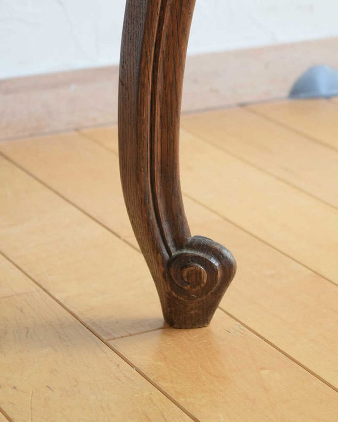 アンティークのテーブル　アンティーク家具　南フランスの美しいアンティーク家具、脚まで美しいコーヒーテーブル。持ち上げなくても移動できます！Handleのアンティークは、脚の裏にフェルトキーパーをお付けしていますので、床を滑らせてれば移動が簡単です。(j-2240-f)