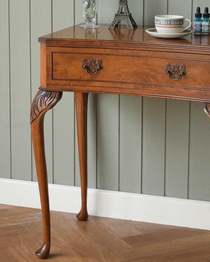 アンティークのテーブル　アンティーク家具　英国のアンティーク家具、引き出し付きの美しいコンソールテーブル 。美しいデザインが印象的実用性を求めない見せ場を作ってくれるコンソールは、何より見た目が重要。(j-2241-f)