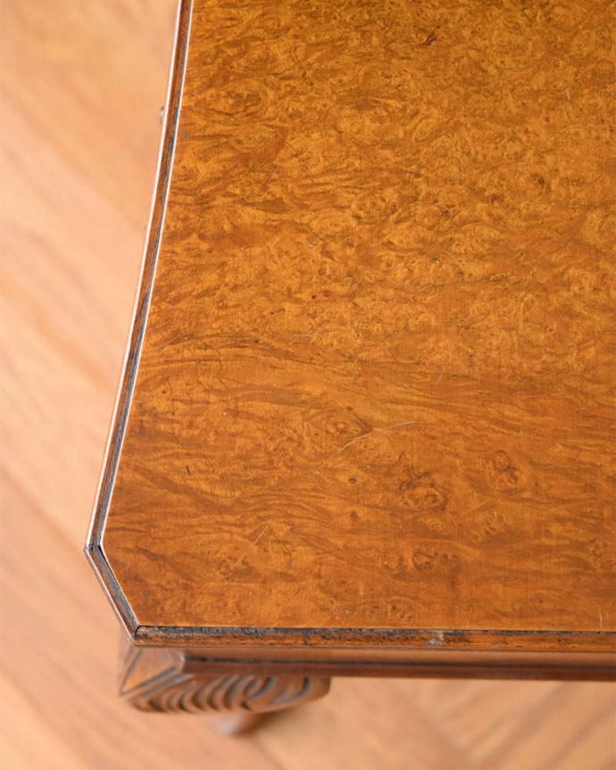 アンティークのテーブル　アンティーク家具　英国のアンティーク家具、引き出し付きの美しいコンソールテーブル 。天板を近くから見ると･･･アンティークだから手に入れることが出来る天板に使われている銘木の美しさにうっとりです。(j-2241-f)
