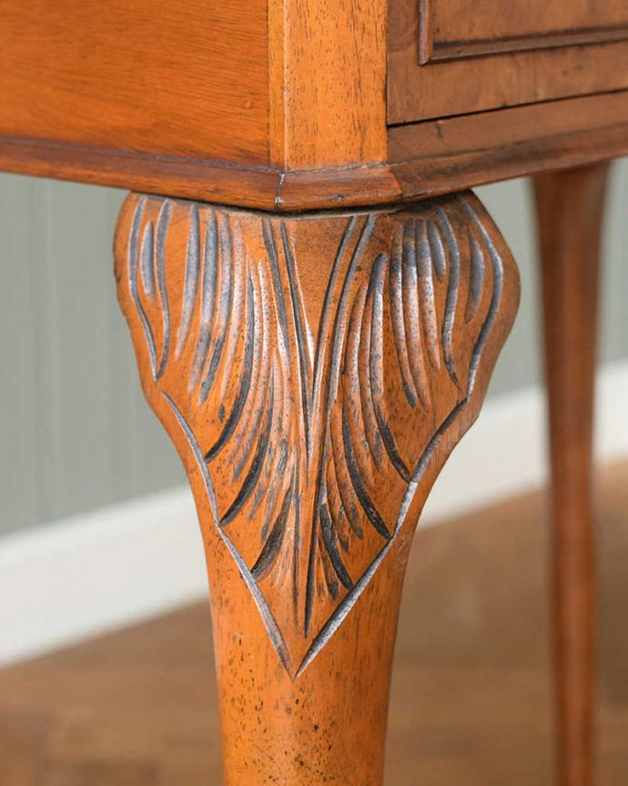 アンティークのテーブル　アンティーク家具　英国のアンティーク家具、引き出し付きの美しいコンソールテーブル 。うっとりする美しさアンティークだから手に入る美しい彫。(j-2241-f)