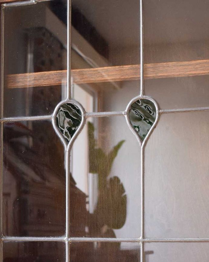 アンティークのキャビネット　アンティーク家具　美しいステンドグラスの扉、英国で見つけたアンティークガラスキャビネット（ブックケース） 。アンティークのガラスの美しさガラスも古いアンティークのステンドグラスは独特の雰囲気が魅力。(j-2242-f)
