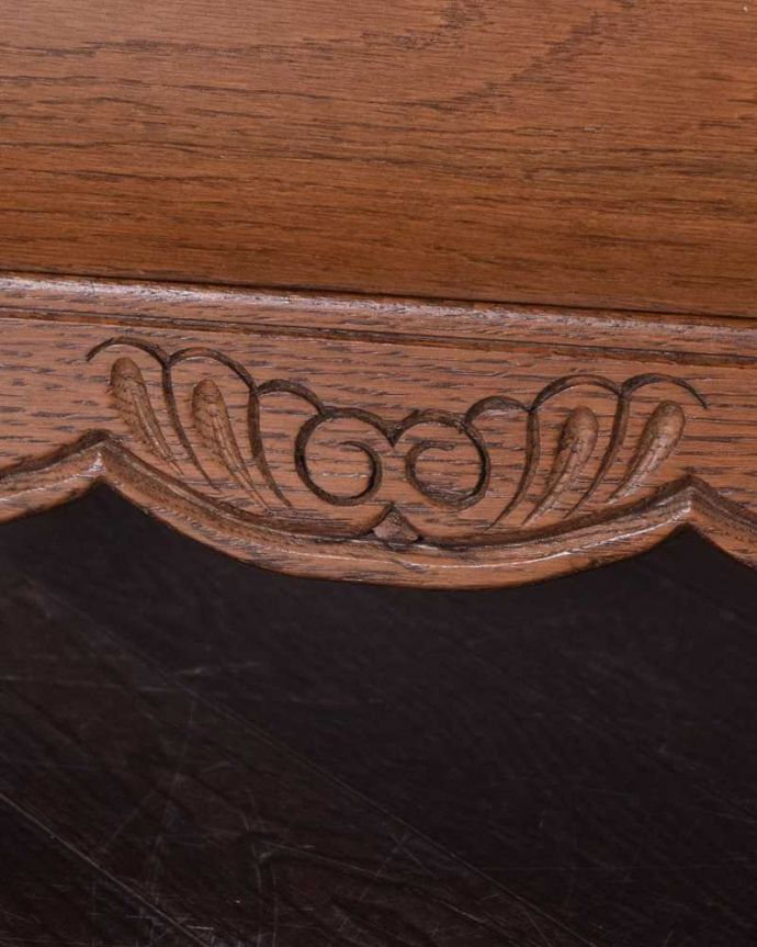 アンティークのチェスト　アンティーク家具　フランス輸入のアンティーク家具、オーク材の小さな３段チェスト（コモード） 。フランスらしい彫りフランスらしさの象徴とも言える、優雅な彫りの装飾。(j-2245-f)