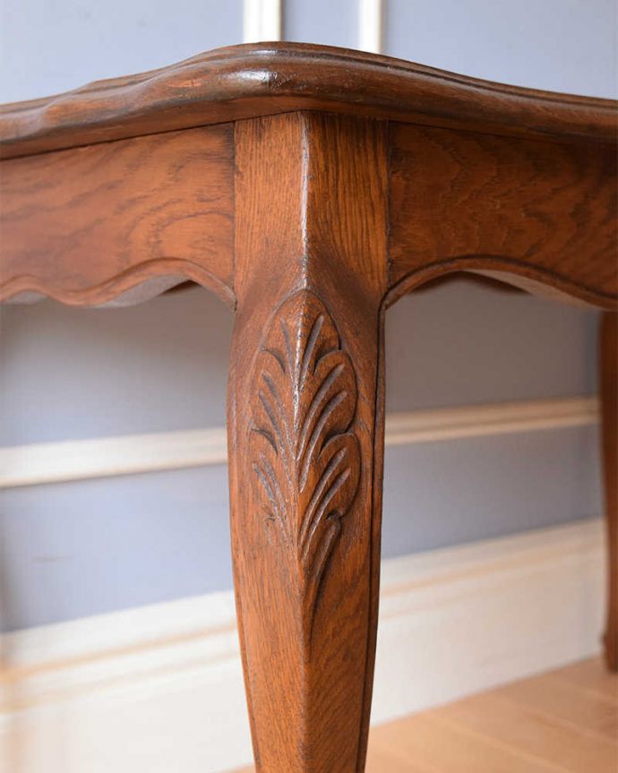 アンティークのテーブル　アンティーク家具　フランスで見つけたアンティークコーヒーテーブル、パーケット柄の天板が素敵な家具。うっとりする美しさアンティークだから手に入る美しい彫。(j-2258-f)