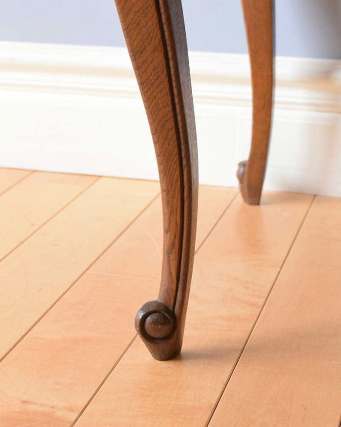 アンティークのテーブル　アンティーク家具　フランスで見つけたアンティークコーヒーテーブル、パーケット柄の天板が素敵な家具。持ち上げなくても移動できます！Handleのアンティークは、脚の裏にフェルトキーパーをお付けしていますので、床を滑らせてれば移動が簡単です。(j-2258-f)