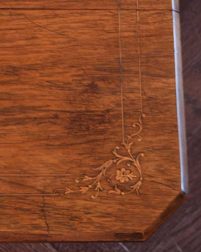 アンティークのテーブル　アンティーク家具　お花の象嵌が美しい英国のアンティークのサザーランドテーブル（伸張式）。うっとりする美しさアンティークだから手に入る美しい象嵌。(j-2261-f)