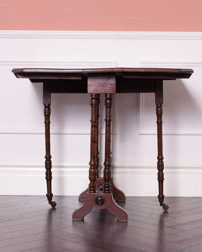 アンティークのテーブル　アンティーク家具　お花の象嵌が美しい英国のアンティークのサザーランドテーブル（伸張式）。両方開けば大きなサイズゲートレッグテーブルはゲートが開くように作られた脚のデザインも印象的。(j-2261-f)