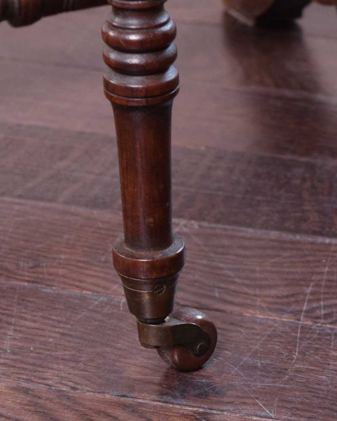 アンティークのテーブル　アンティーク家具　お花の象嵌が美しい英国のアンティークのサザーランドテーブル（伸張式）。女性1人でラクラク運べちゃうんですキャスター付きの脚。(j-2261-f)