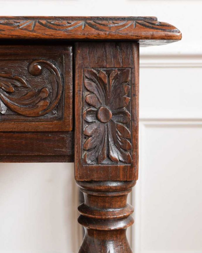 アンティークのデスク・書斎机　アンティーク家具　アンティークの英国輸入家具、どこから見ても美しいデザインのホールテーブル（引き出し付き）。惚れ惚れしちゃう美しさこんなに堅い無垢材に一体どうやって彫ったんだろう？と不思議になるくらい細かい彫にうっとりです。(j-2269-f)