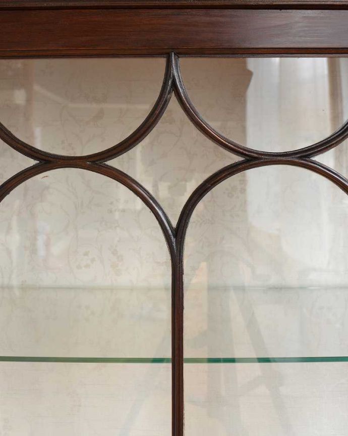 アンティークのキャビネット　アンティーク家具　英国スタイルのアンティーク家具、シノワズリなショーケース（ガラスキャビネット）。美しい装飾にうっとり…ガラス面の装飾が上品なアクセントに。(j-2270-f)