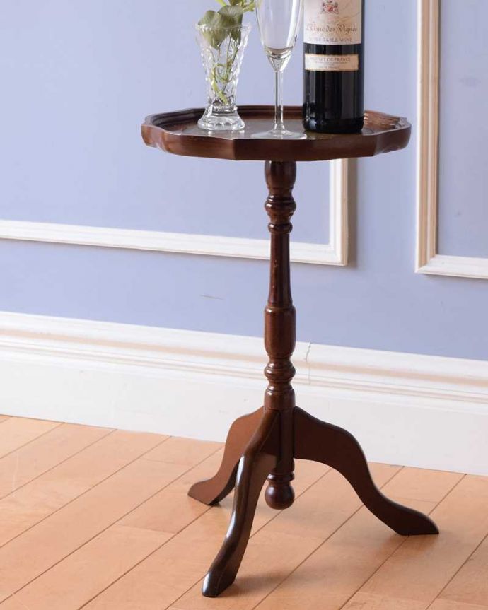 アンティークのテーブル　アンティーク家具　英国から届いた小さなアンティーク、トライポットのワインテーブル（革張り）。小さくてもアンティークの気品タップリ。(j-2271-f)